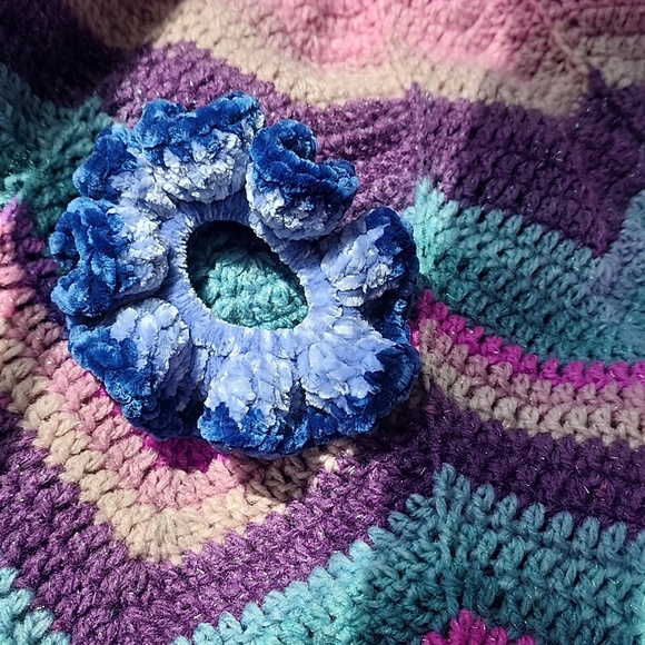 1 Scrunchie - Picture 2 of 2